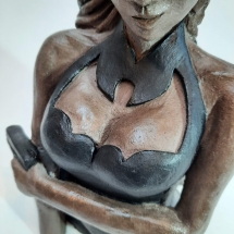 Bat girl et son décolleté vertigineux